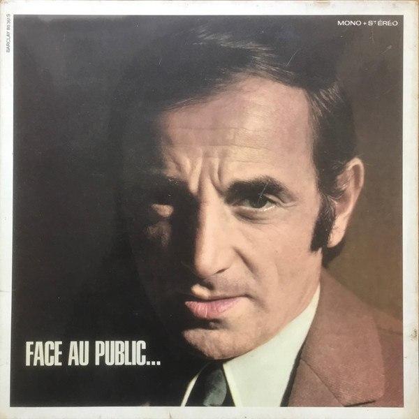 face au public...